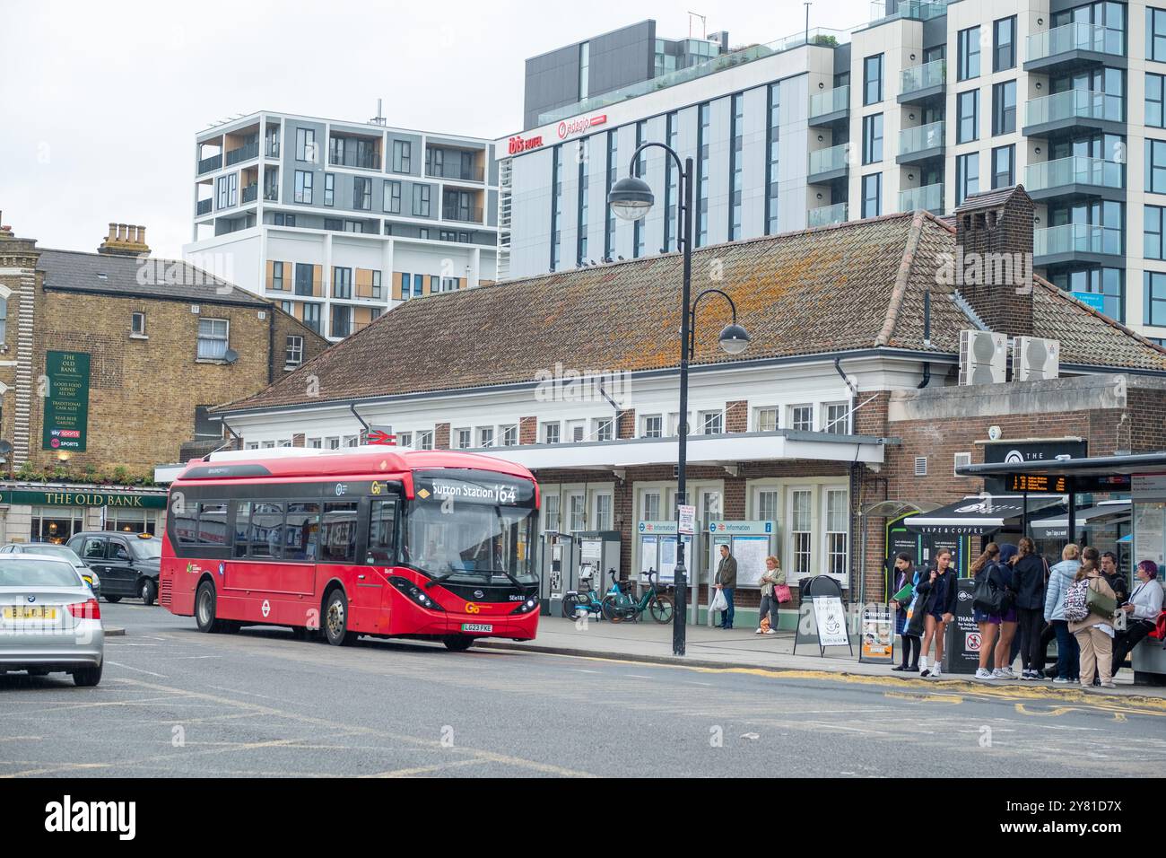 SUTTON, LONDON – 10. SEPTEMBER 2024: Sutton Railway Station im Süden Londons – Hauptbahnhof von Sutton mit Southern- und Thames Link-Zügen. Stockfoto