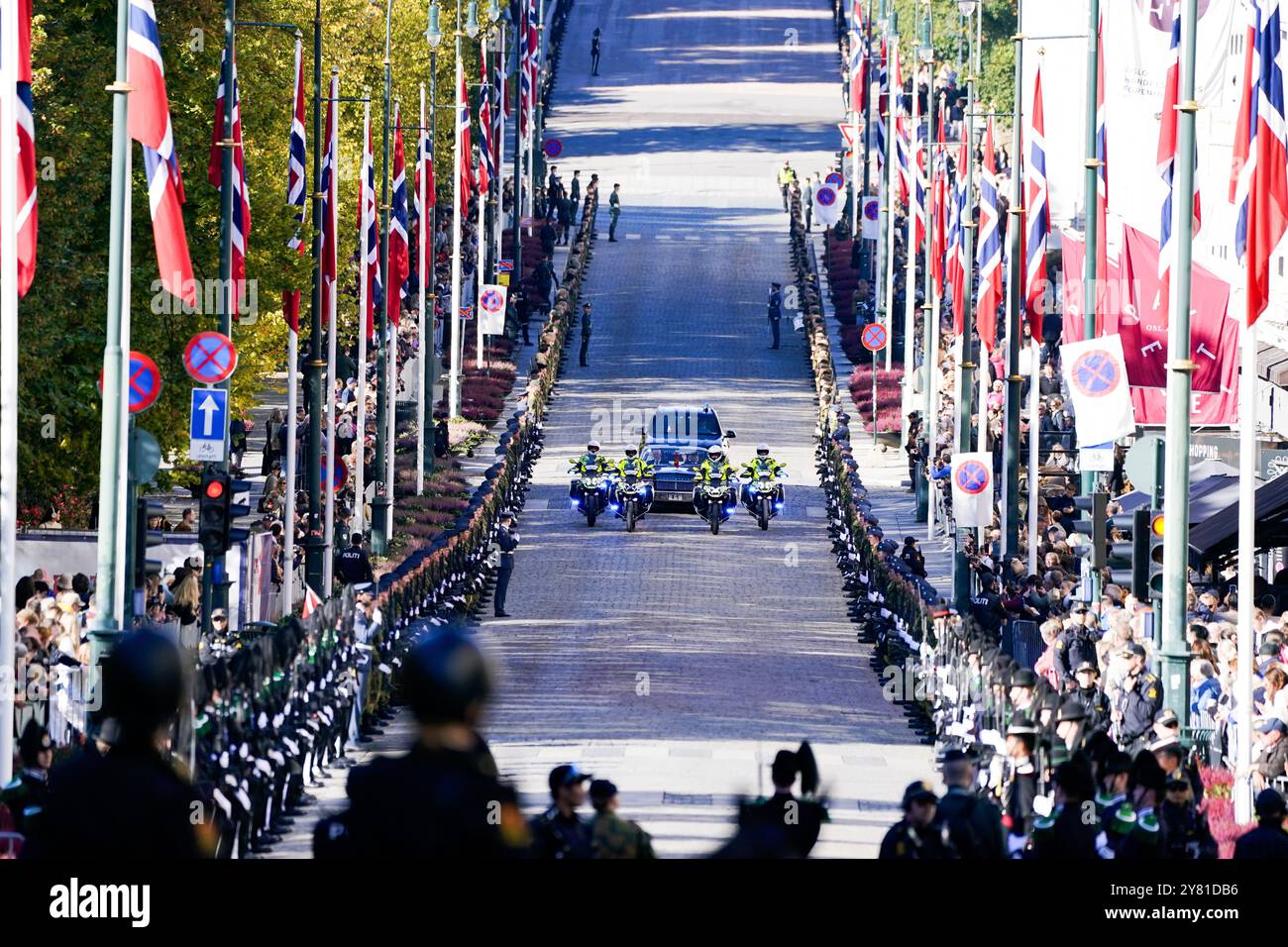 Oslo 20241002. Bilen med kong Harald, dronning Sonja og kronprins Haakon på vei fra Slottet og Ned Karl Johan til den høytidelige åpningen av det 169.storting. Foto: Erik Flaaris Johansen / NTB Stockfoto