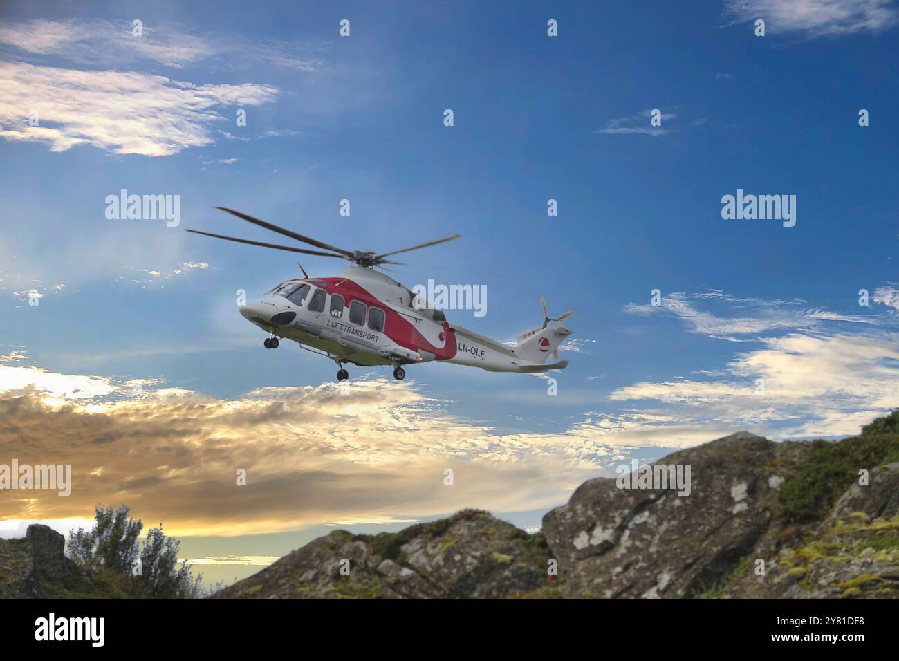 13. September 2024 Lofoten Links Golf Club, Hov, Lofoten Islands, Norwegen anspruchsvolle Golfspieler kommen mit dem Hubschrauber zum Golfplatz Stockfoto