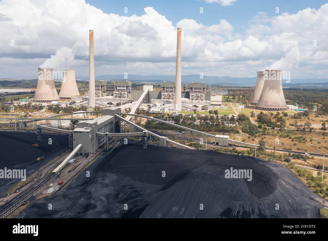 Aus der Vogelperspektive auf Kohlehaufen und das Kohlekraftwerk Bayswater in der Nähe von Muswellbrook im Hunter Valley, NSW, Australien Stockfoto
