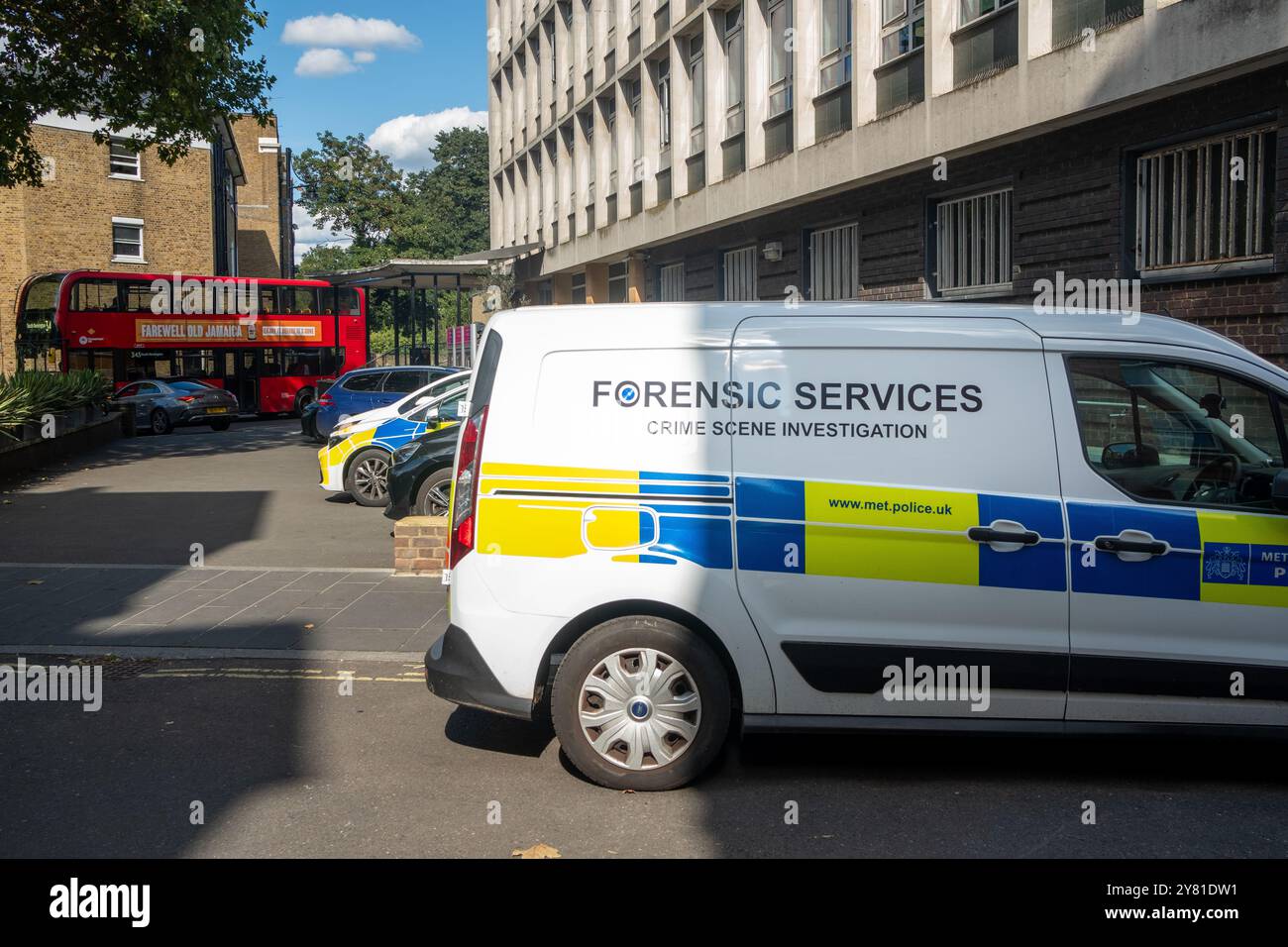 LONDON, 13. SEPTEMBER 2024: Polizeifahrzeug der British Forensic Services in der Nähe der Brixton Police Station Stockfoto