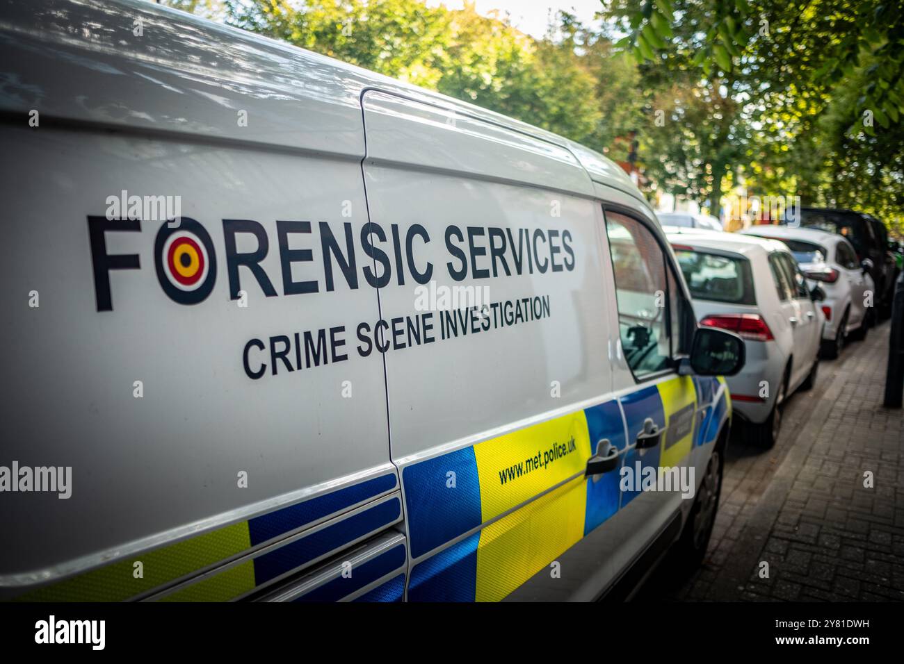 LONDON, 13. SEPTEMBER 2024: Polizeifahrzeug der British Forensic Services in der Nähe der Brixton Police Station Stockfoto