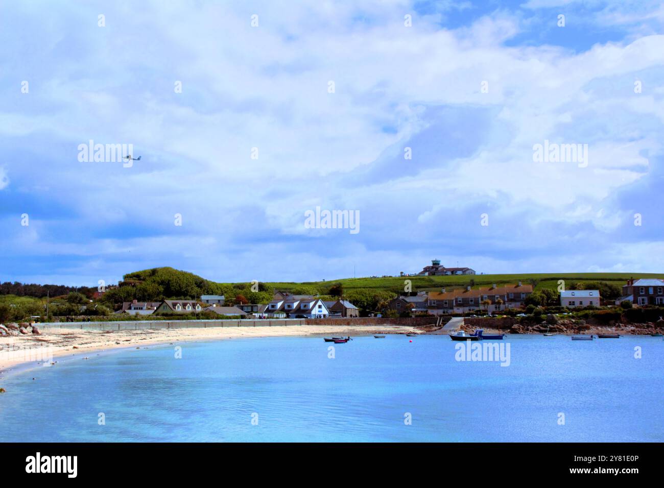 Ein zweimotoriger Starrflügelbus startet gerade vom Flughafen St. Marys auf der Insel St. Marys, den Scilly-Inseln, nach Exeter in Devon. Old Town Bay Stockfoto