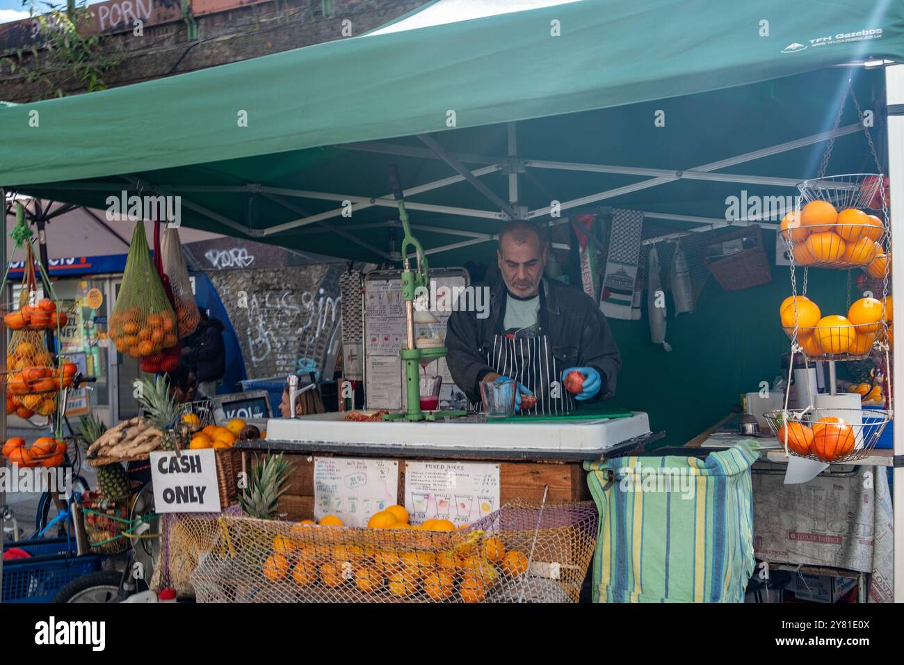 LONDON, 13. SEPTEMBER 2024: Offener Blick auf die Straße von Brixton Market Shops. Pulsierende und multikulturelle Gegend von Lambeth im Südwesten Londons Stockfoto