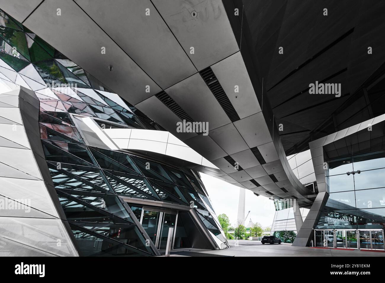 München, Deutschland - 18. April 2024: Fassade der BMW Welt, ein kombiniertes Ausstellung-, Liefer-, Erlebnismuseum und Veranstaltungsort, gegründet im Jahr 2007 Stockfoto