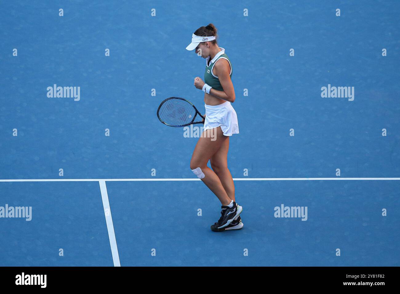 Peking, China. Oktober 2024. Magda Linette feiert das Achtelfinale der Frauen zwischen Magda Linette aus Polen und Mirra Andreeva aus Russland beim Tennis-Turnier der China Open 2024 in Peking, Hauptstadt Chinas, am 2. Oktober 2024. Quelle: Chang Nengjia/Xinhua/Alamy Live News Stockfoto