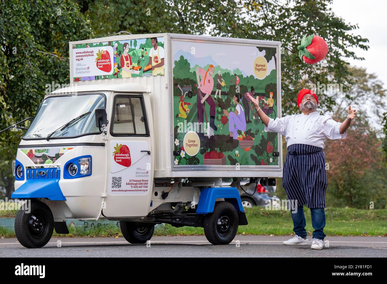 Starkoch Tony Singh bei der Enthüllung des neuen pädagogischen Tuk-Tuk-Tuk von Edinburgh Community Food an der St Mary's Primary School in Leith. Das Tuk-Tuk wird als mobile Bildungsinitiative dienen, um Gemeinden über Ernährung zu unterrichten, indem es gesundes Kochen Spaß macht und zugänglich macht und es in das Herz der Gemeinschaft bringt. Bilddatum: Mittwoch, 2. Oktober 2024. Stockfoto