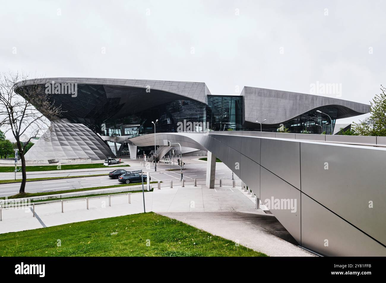 München, Deutschland - 18. April 2024: Fassade der BMW Welt, ein kombiniertes Ausstellung-, Liefer-, Erlebnismuseum und Veranstaltungsort, gegründet im Jahr 2007 Stockfoto