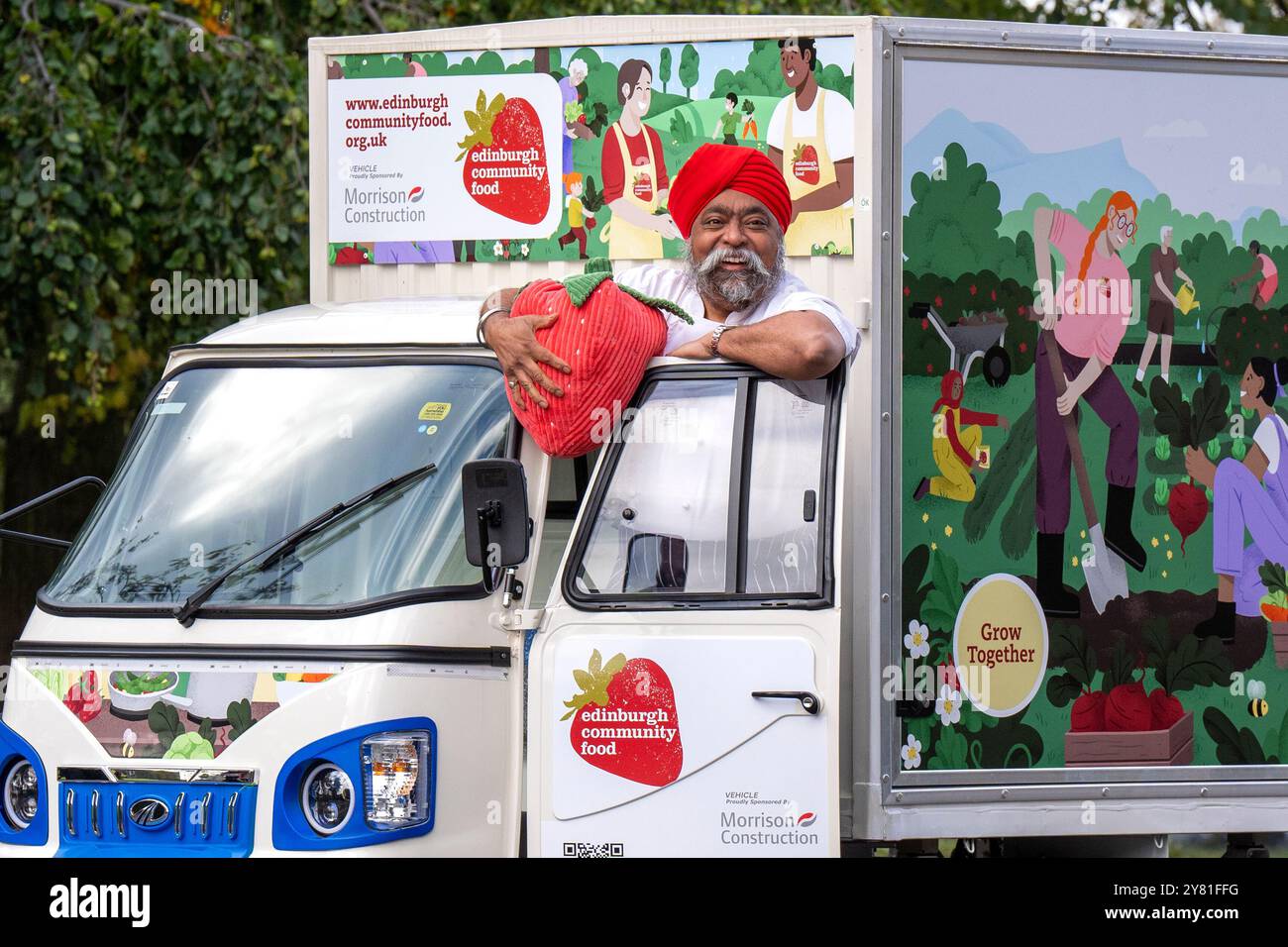 Starkoch Tony Singh bei der Enthüllung des neuen pädagogischen Tuk-Tuk-Tuk von Edinburgh Community Food an der St Mary's Primary School in Leith. Das Tuk-Tuk wird als mobile Bildungsinitiative dienen, um Gemeinden über Ernährung zu unterrichten, indem es gesundes Kochen Spaß macht und zugänglich macht und es in das Herz der Gemeinschaft bringt. Bilddatum: Mittwoch, 2. Oktober 2024. Stockfoto