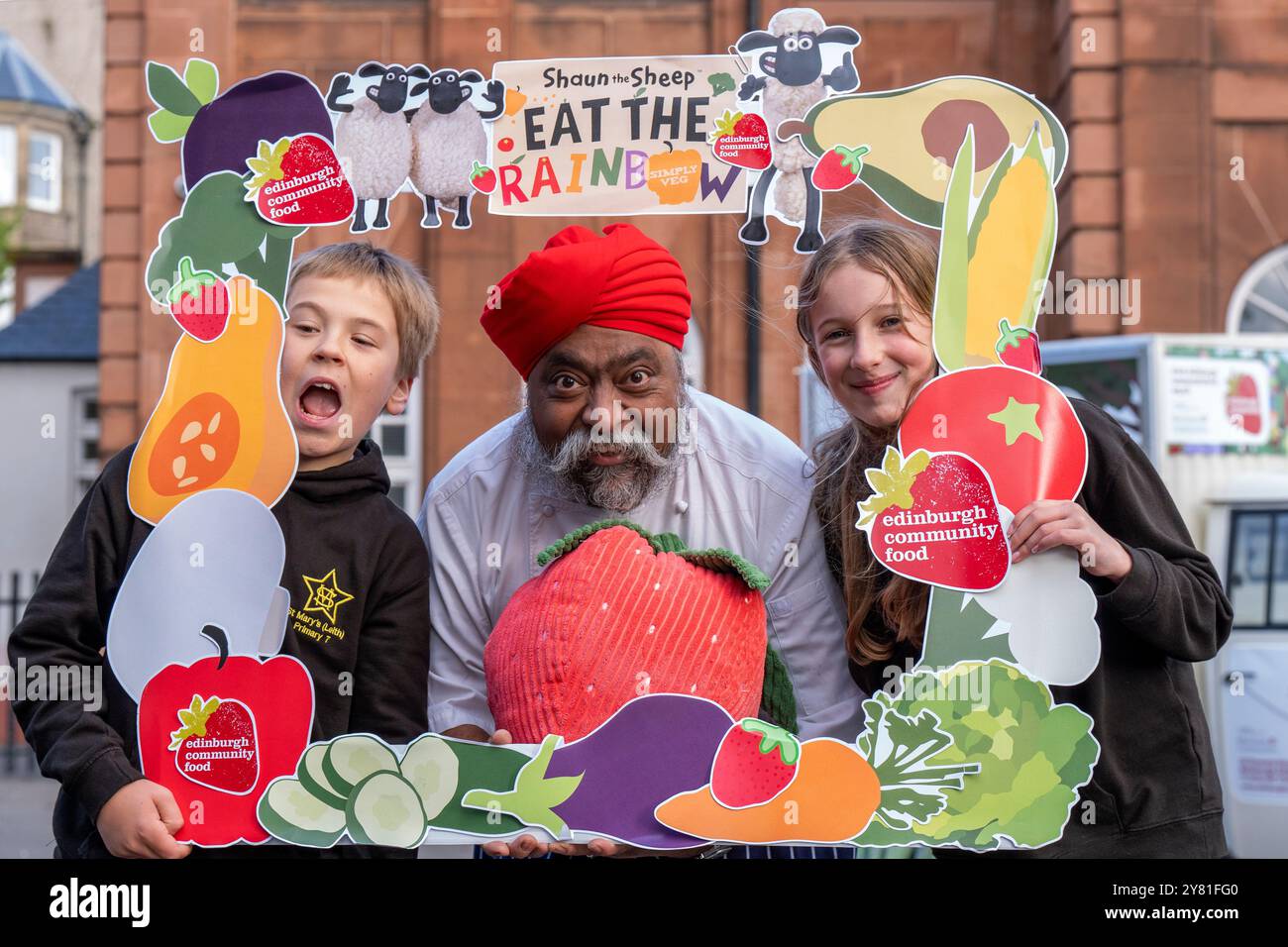 Die Schüler Antonio Marin-Kalisz, 10 (links) und Zofia Krolikwska, 11 (rechts) von der St Mary's Primary School in Leith mit dem lokalen Prominenten-Koch Tony Singh bei der Enthüllung des neuen lehrreichen Tuk-Tuk-Tuk von Edinburgh Community Food. Das Tuk-Tuk wird als mobile Bildungsinitiative dienen, um Gemeinden über Ernährung zu unterrichten, indem es gesundes Kochen Spaß macht und zugänglich macht und es in das Herz der Gemeinschaft bringt. Bilddatum: Mittwoch, 2. Oktober 2024. Stockfoto