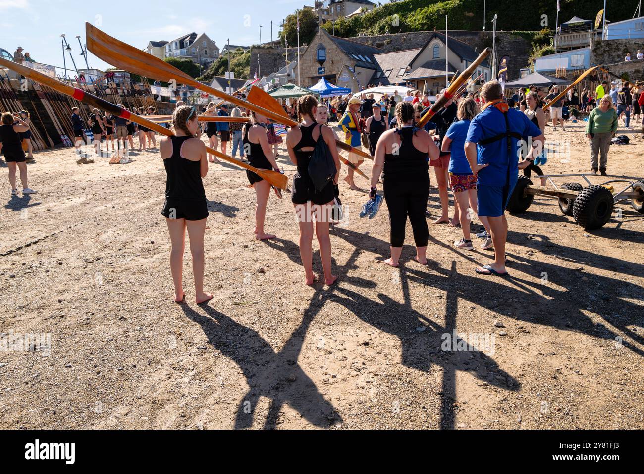 Piloten-Gig-Crews mit Rudern warten darauf, an Bord ihrer Piloten-Gigs für die Women's Newquay County Championships Cornish Pilot Gig Rowing in Newqu zu gehen Stockfoto