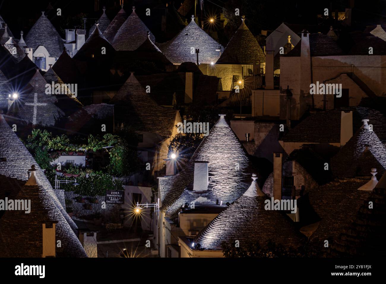 Nachtblick über Alberobello. Diese mittelalterlichen Steinhäuser wurden genutzt, um die gesamte Hitze süditaliens zu verhindern. Sie heißen Trulli. Stockfoto