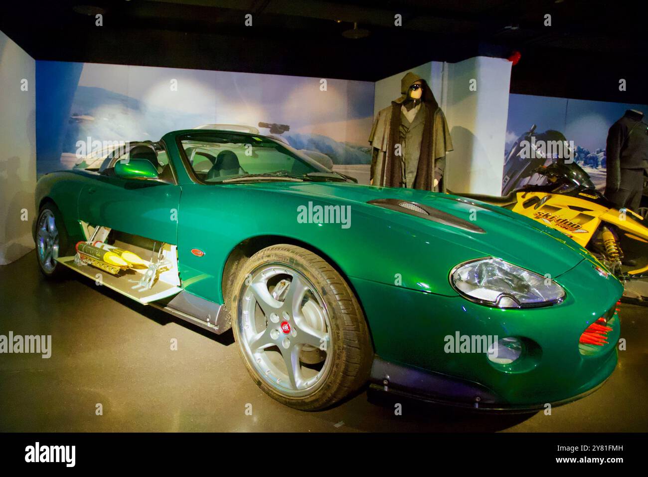 Sterben Sie an einem weiteren Tag 2002 – Jaguar XKR 2002. Bond in Motion Ausstellung, London Film Museum, Covent Garden, London, England. Stockfoto