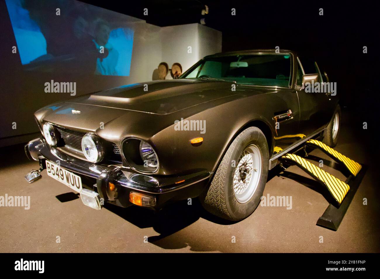 The Living Daylights 1987 - Aston Martin V8 Vantage Volante 1985. Bond in Motion Ausstellung, London Film Museum, Covent Garden, London, England. Stockfoto