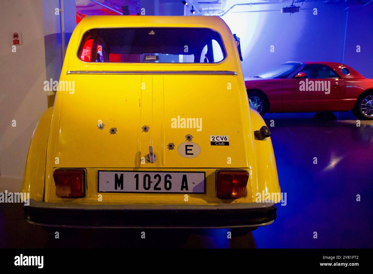 Nur für Ihre Augen 1981 - Citroën 2CV 1981. Bond in Motion Ausstellung, London Film Museum, Covent Garden, London, England. Stockfoto
