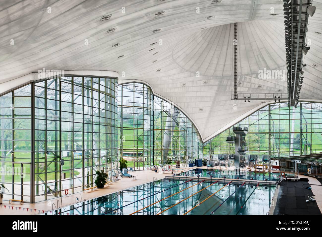 München, Deutschland - 18. April 2024: Innenraum der Olympiahalle mit Schwimmbad im Olympiapark Stockfoto