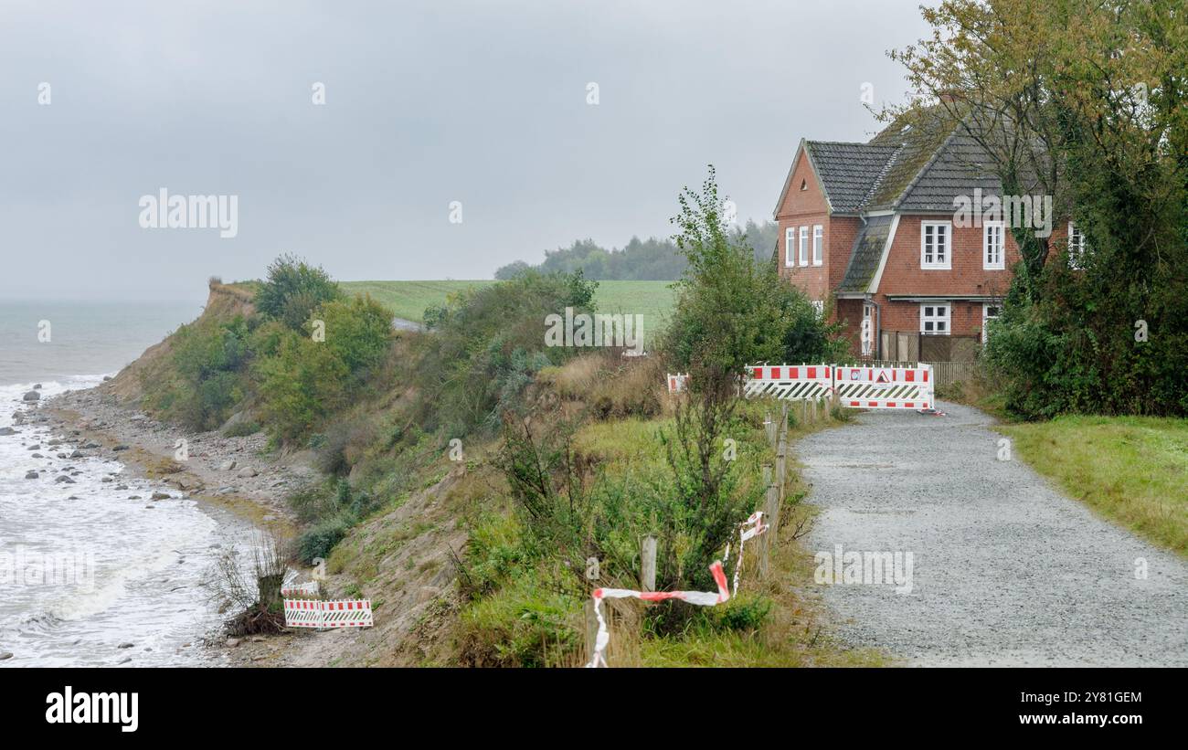 PRODUKTION - 01. Oktober 2024, Schleswig-Holstein, Travemünde: Blick auf das Haus Seeblick auf den Brodtenfelsen. Regen, Wind und Stürme führen jedes Jahr dazu, dass bis zu 100 Zentimeter der Klippe in die Ostsee stürzen und das Gebäude gefährdet. Foto: Markus Scholz/dpa Stockfoto