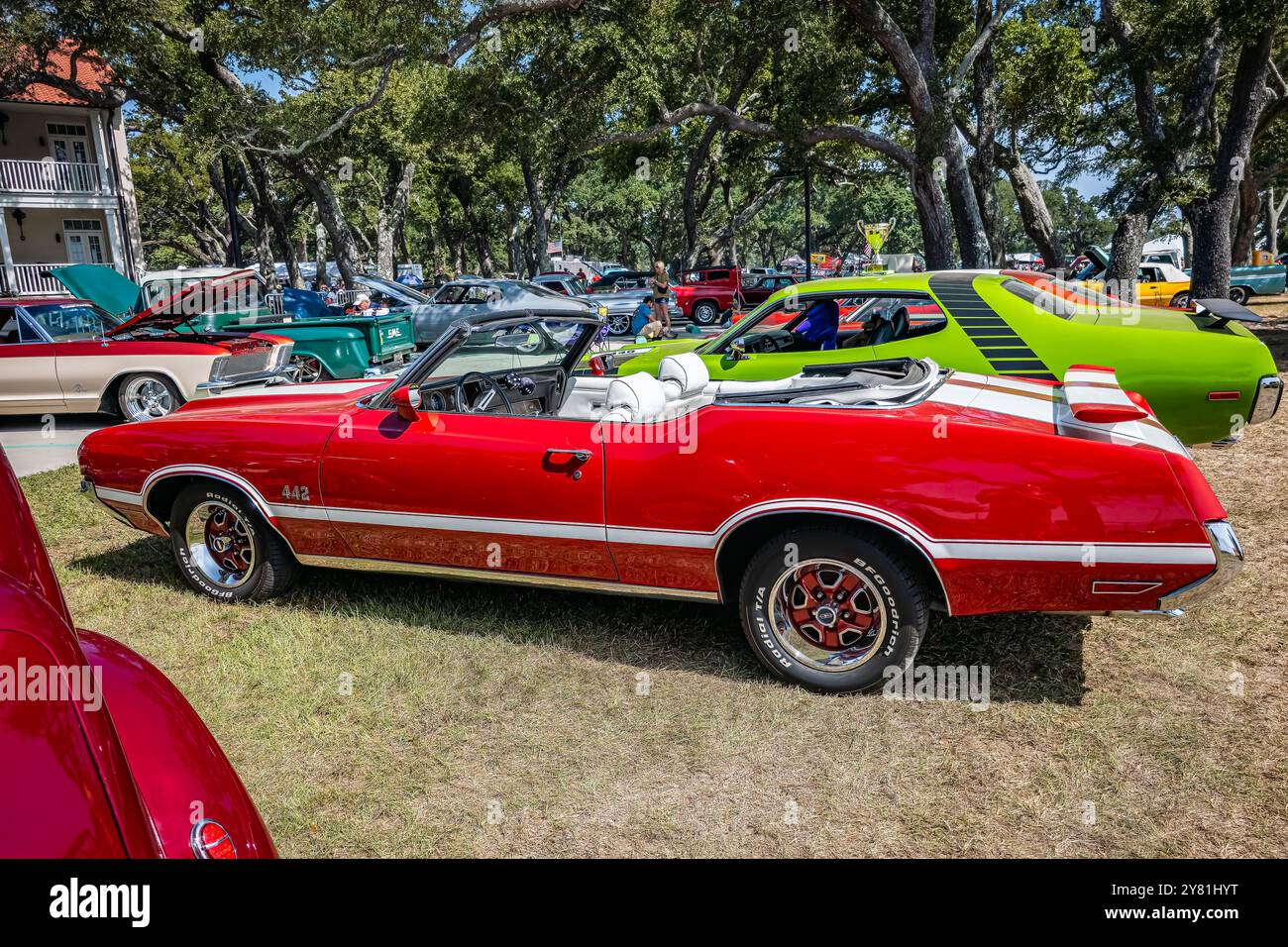 Gulfport, MS - 03. Oktober 2023: Hochperspektivische Seitenansicht eines 1970 Oldsmobile 442 W-30 Cabriolets auf einer lokalen Autoshow. Stockfoto