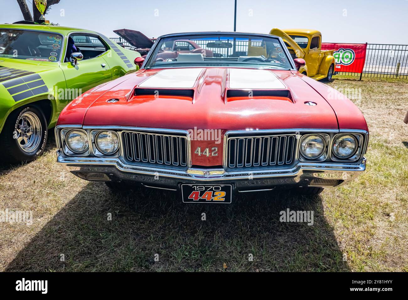 Gulfport, MS - 03. Oktober 2023: Hochperspektivische Vorderansicht eines 1970 Oldsmobile 442 W-30 Cabriolets auf einer lokalen Autoshow. Stockfoto