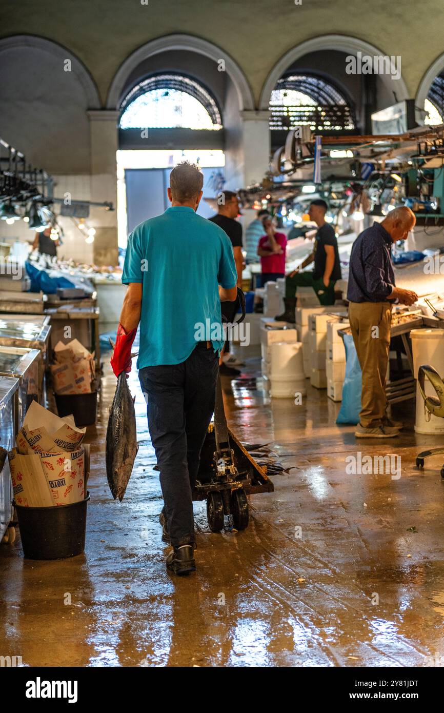 Fischhändler am frühen Morgen auf dem Athener Fischmarkt verkaufen Fänge frisch aus dem Meer Stockfoto