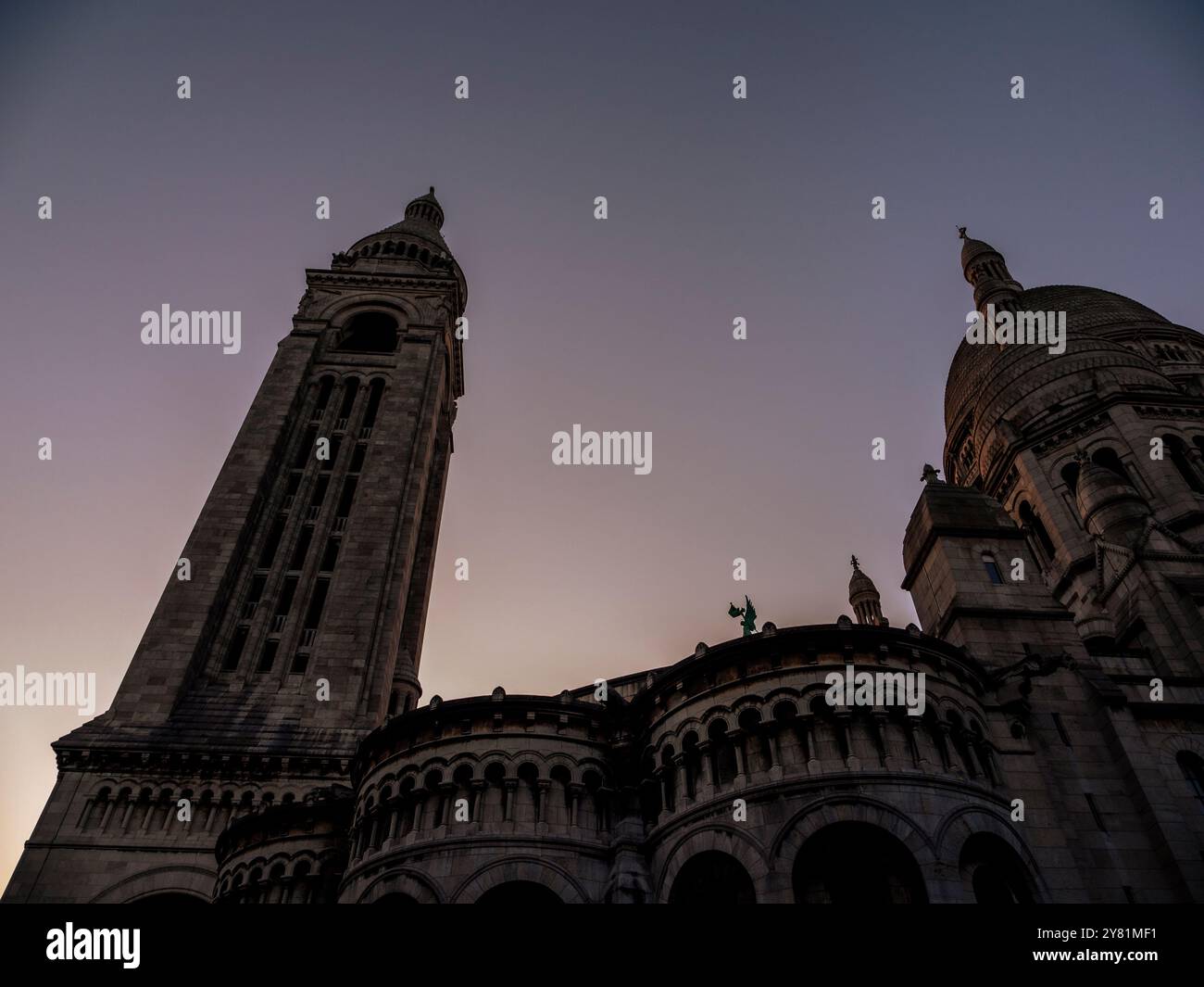 Sonnenaufgang hinter der Basilika des Heiligen Herzens von Montmartre, Montmartre, Paris, Frankreich, Europa, EU. Stockfoto