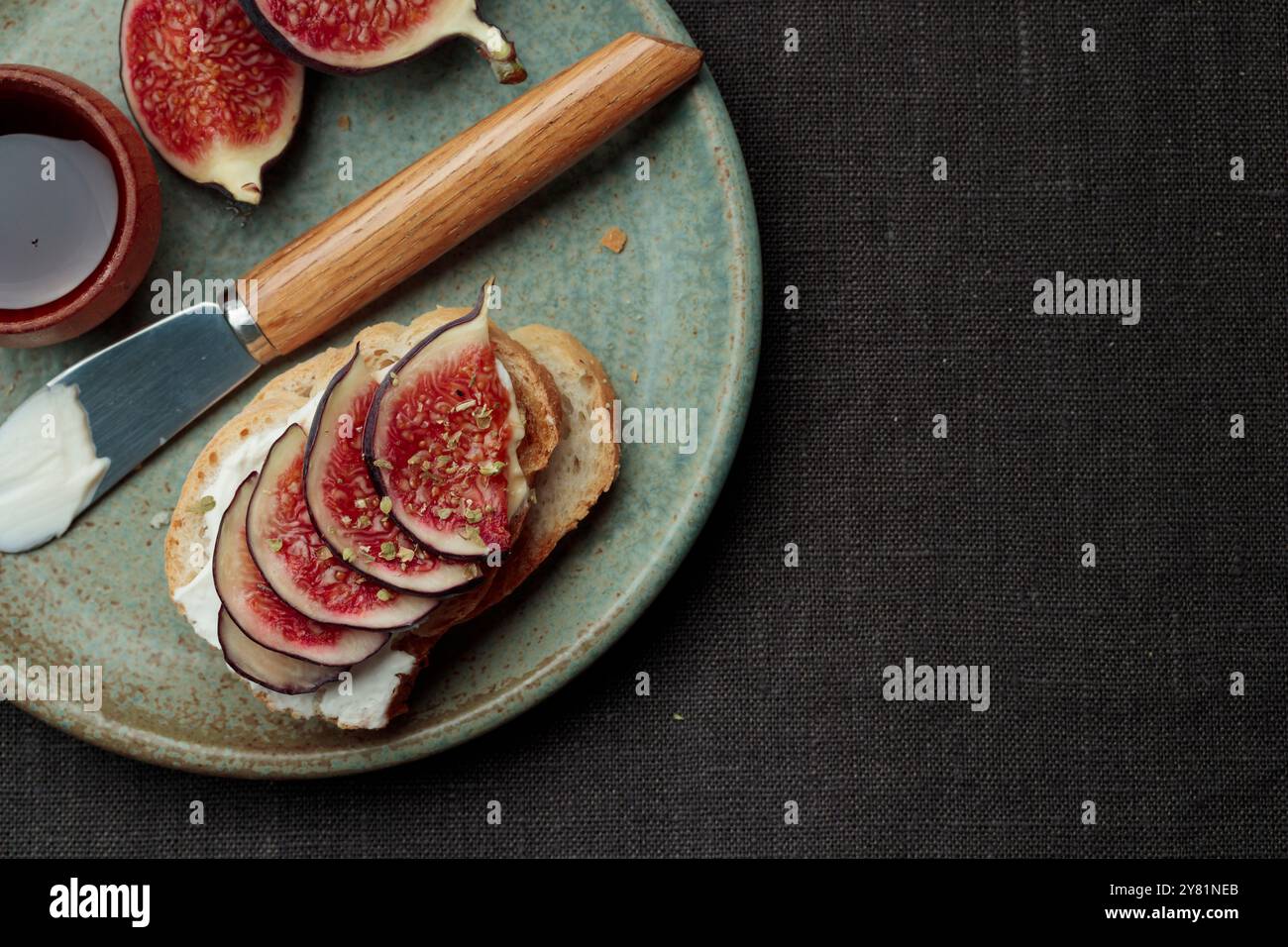 Nahaufnahme des Sandwiches mit frischen Feigenscheiben, Frischkäseaufstrich und Honig auf weißem Brot. Gesunde Ernährung. Vegetarisches Frühstück, Mittagessen oder Snack Stockfoto