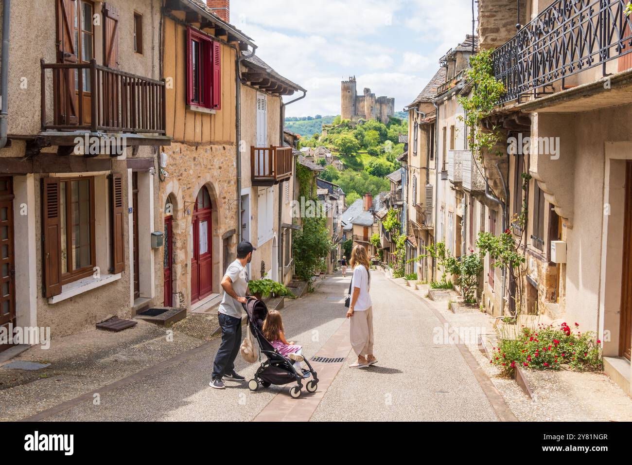 Najac, Frankreich - 03. Juni 2024: Touristen besuchen die Hauptstraße des Dorfes Najac, eines der schönsten Dörfer Frankreichs und bieten Fantast Stockfoto