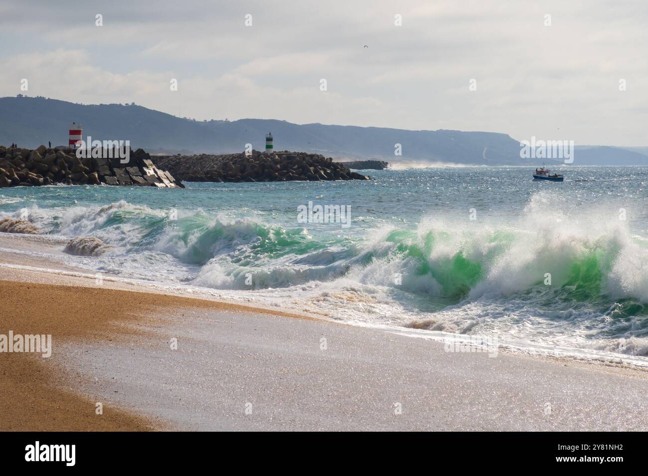 Nazaré Strand, Wellen und Klippen im Atlantik, Algarve, Portugal Stockfoto
