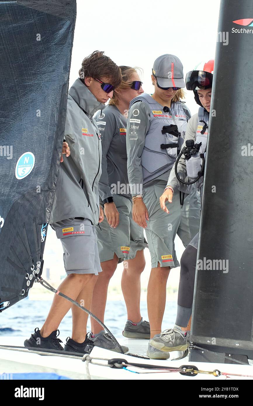 2024 America's Cup - Barcelona, Spanien Barcelona Puig Frau: Das Team von Luna Rossa bereitet das Boot vor dem Rennen vor, ein besonderer Moment, in dem der Zusammenhalt der Menschen in LR sichtbar ist, ist auch Marco Gradoni mit dem FOTO der Damen an Bord: © Alexander Panzeri/PPL Stockfoto