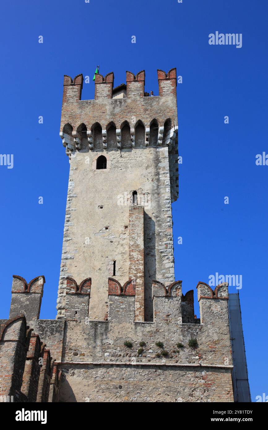 Turm der Burg Scaligero, Castello Scaligero, in Sirmione, Wasserschloss am Südufer des Gardasees, Provinz Brescia, Lombardei, Ital Stockfoto