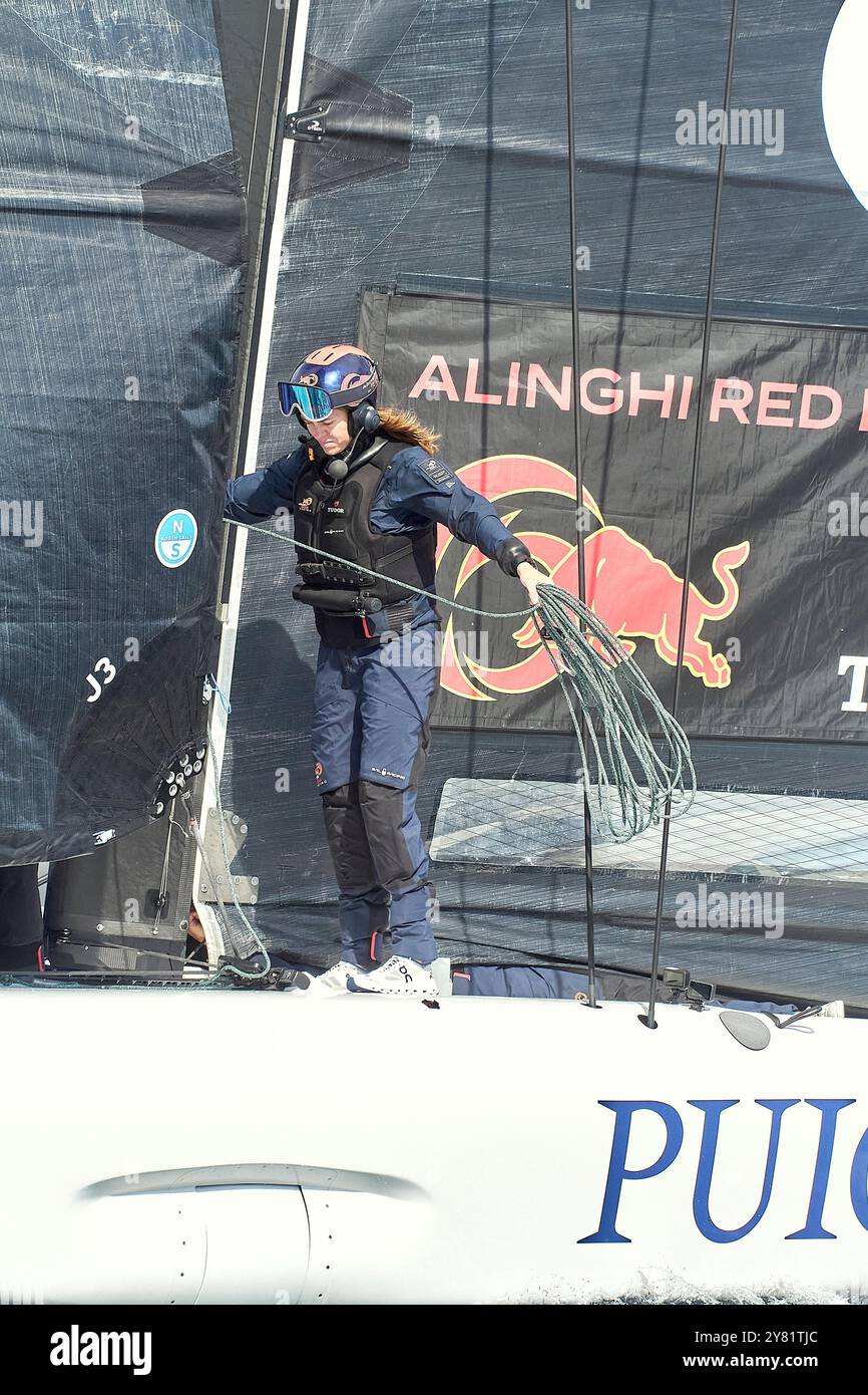 2024 America's Cup - Barcelona, Spanien Barcelona Puig Frau: Das schweizerisch-österreichische Team diskutiert und ändert die Segel FOTO: © Alexander Panzeri/PPL Stockfoto