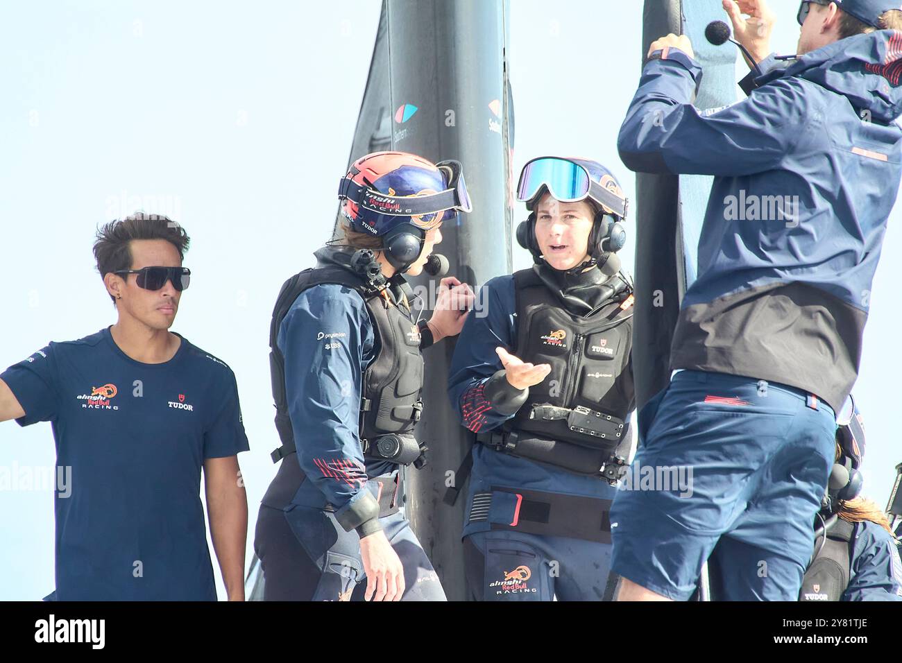 2024 America's Cup - Barcelona, Spanien Barcelona Puig Frau: Das schweizerisch-österreichische Team diskutiert und ändert die Segel FOTO: © Alexander Panzeri/PPL Stockfoto