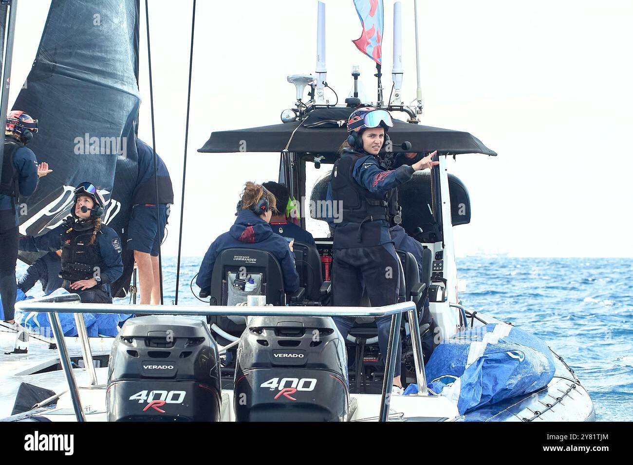 2024 America's Cup - Barcelona, Spanien Barcelona Puig Frau: Das schweizerisch-österreichische Team diskutiert und ändert die Segel FOTO: © Alexander Panzeri/PPL Stockfoto