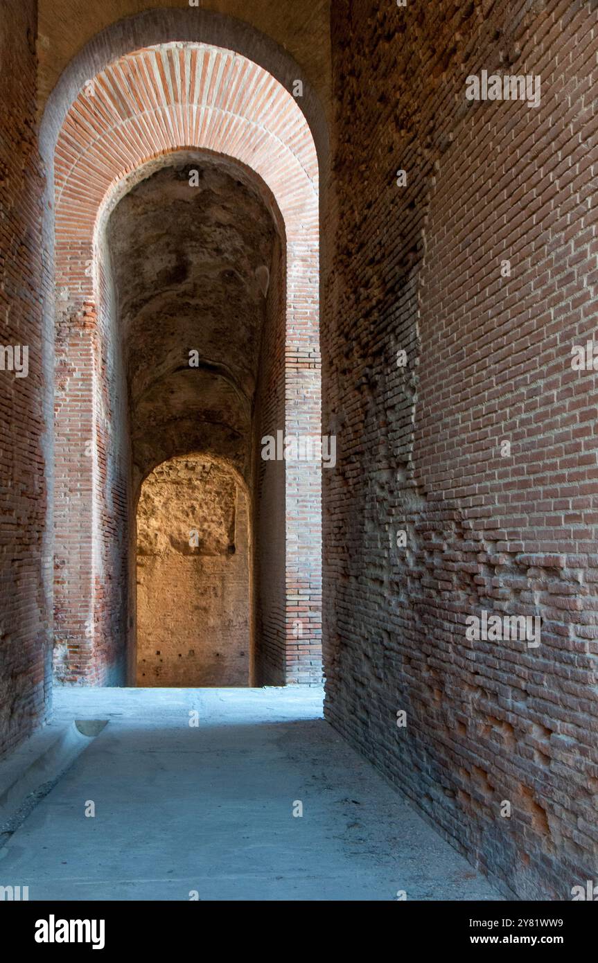 Anfiteatro campano edificato sul modello del Colosseo di Roma / Campanisches Amphitheater nach dem Vorbild des Kolosseums in Rom Stockfoto