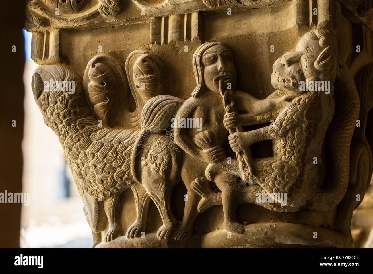 Frau mit einer Kette im Mund, die mit einer fantastischen Bestie kämpft, romanische Hauptstadt im Kreuzgang, Kloster San Pedro el Viejo, Huesca, Gemeinde Aragon Stockfoto