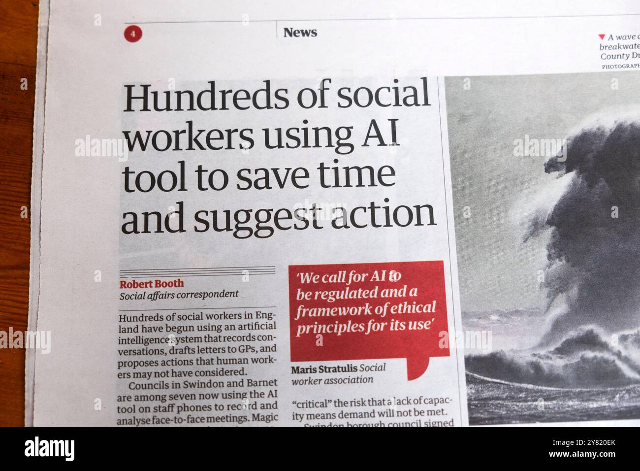 „Hunderte von Sozialarbeitern nutzen KI-Tool, um Zeit zu sparen und Maßnahmen vorzuschlagen“, titelt die Zeitung „Guardian“, artikel 28. September Stockfoto