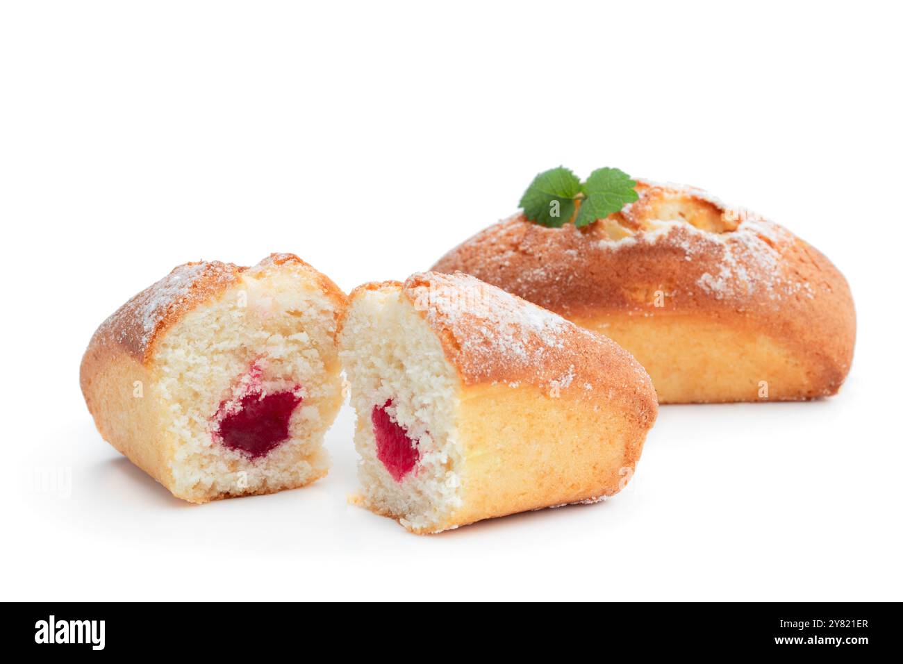 Mini-Brotkuchen gefüllt mit Marmelade isoliert auf weißem Hintergrund Stockfoto Mini-Brotkuchen gefüllt mit Marmelade isoliert auf weißem Hintergrund Stockfoto