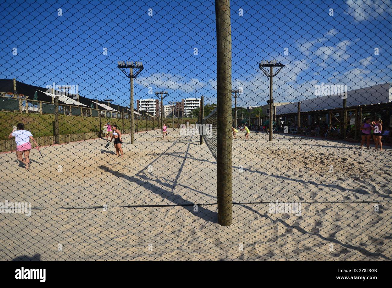 Athleten, die im Beachtennis-Wettbewerb spielen Stockfoto