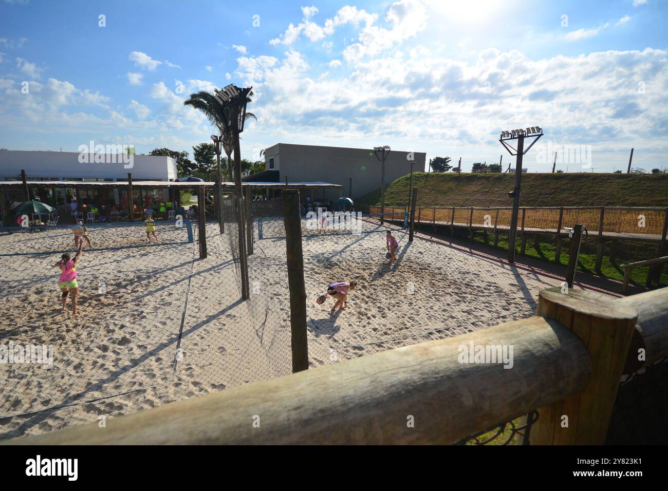 Athleten, die im Beachtennis-Wettbewerb spielen Stockfoto