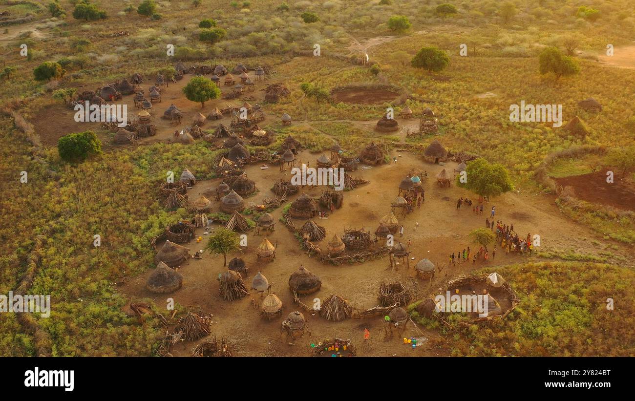 Luftaufnahme eines traditionellen Dorfes Toposa, Staat Namorunyang, Kapoeta, Südsudan Stockfoto