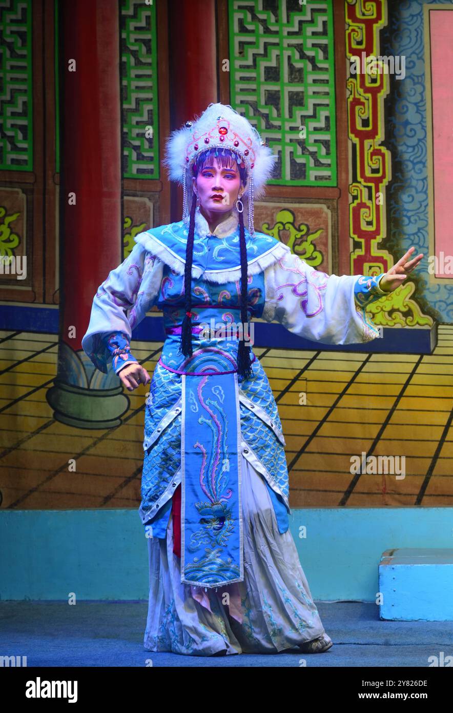 Eine Prinzessin in Tracht des nördlichen Stammes in traditioneller chinesischer Oper, Hongkong Stockfoto