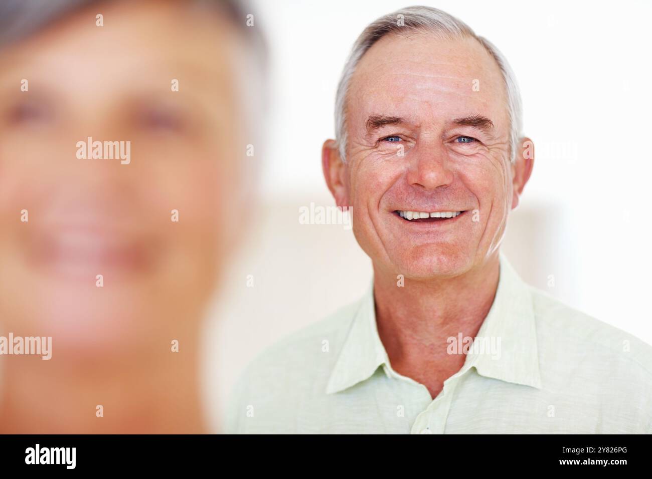 Heim, Senior Mann und glücklich im Porträt für Ruhestand, Trost und Lachen mit positiver Einstellung. Älteres Paar, männlicher Mensch und alte Frau in Stockfoto