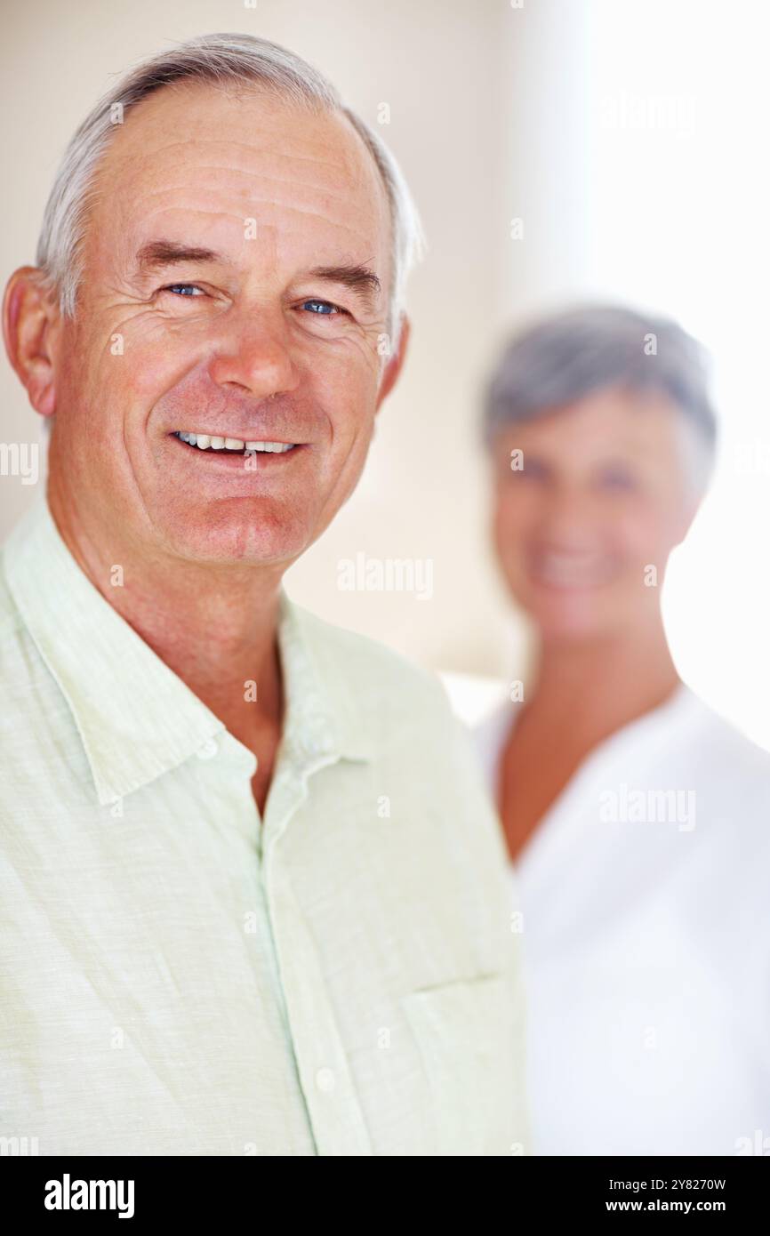 Heim, Seniorenmann und Lächeln im Porträt für Ruhestand, Erinnerung und Lachen mit positiver Einstellung. Älteres Paar, männlicher Mensch und alte Frau in Stockfoto