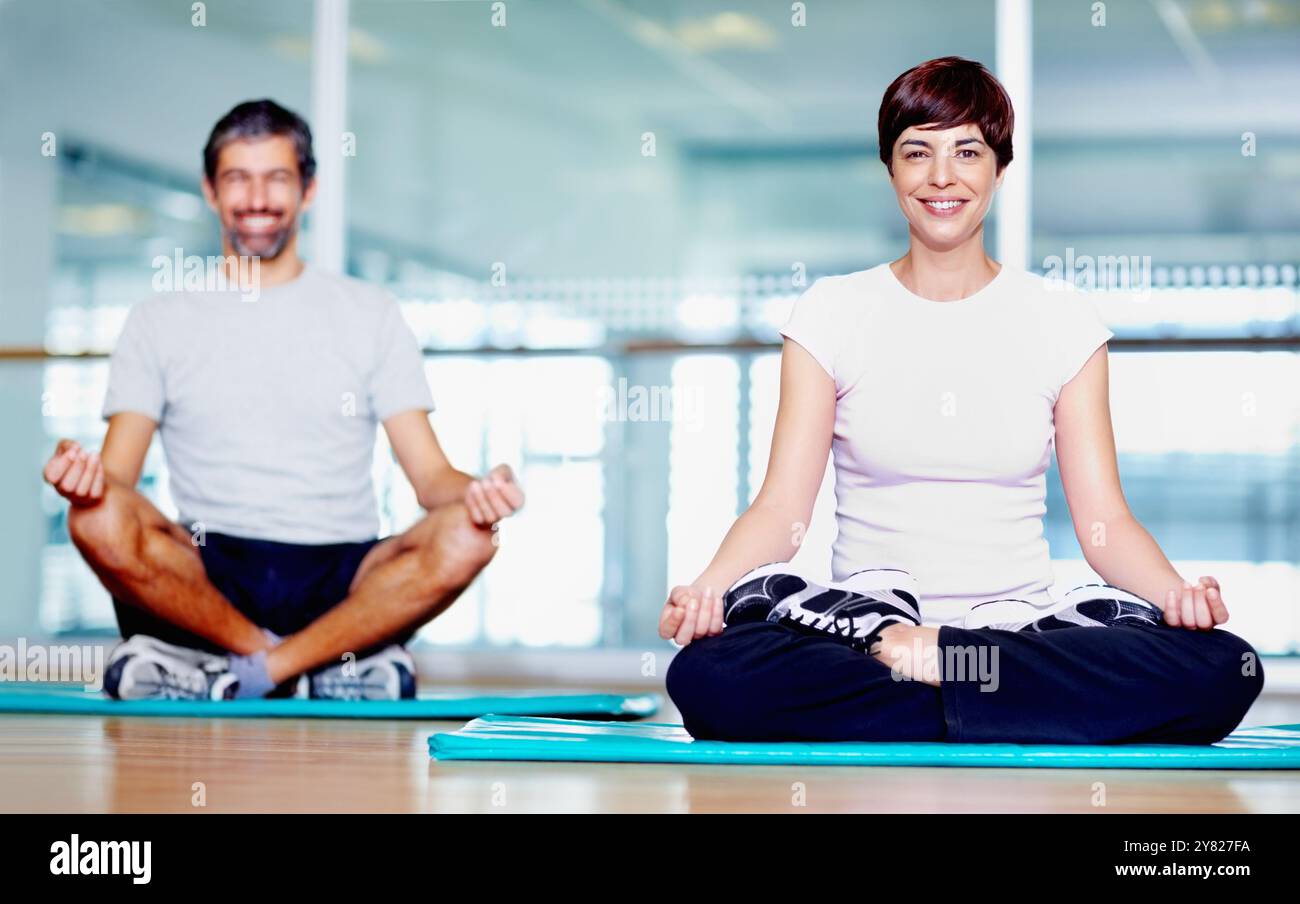 Menschen, Lotusposition und Yoga-Porträt für Meditation, spirituelle Heilung und Bewegung für Chakra-Gleichgewicht. Klasse, ganzheitliche Aura und Matte für mentale Stockfoto