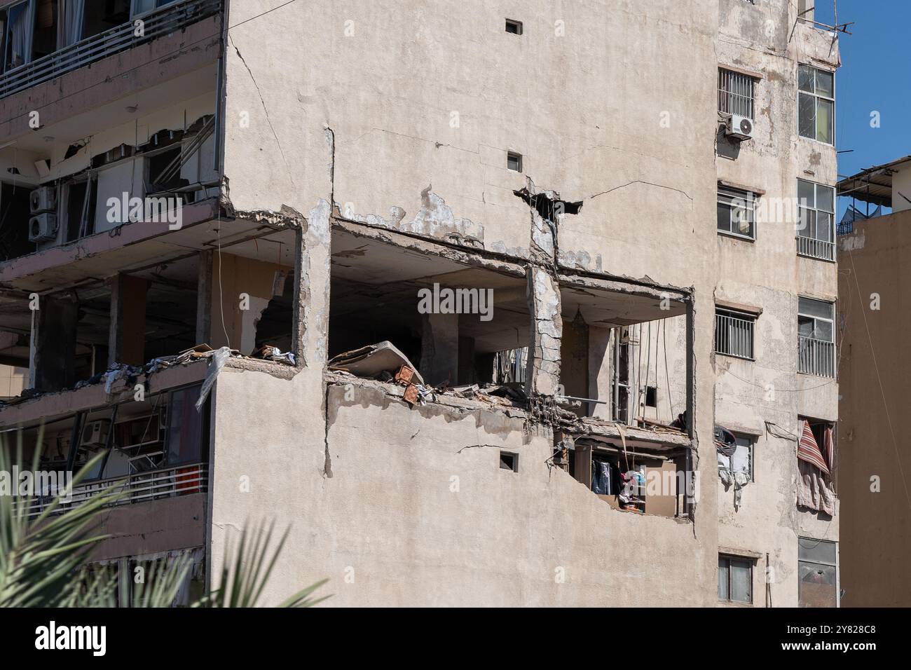 Beirut, Bierut, Libanon. Oktober 2024. Im südlichen Vorort Beirut haben Gebäude sichtbare Schäden durch die israelischen Luftangriffe gegen die Hisbollah. (Kreditbild: © Timothy Wolfer/ZUMA Press Wire) NUR REDAKTIONELLE VERWENDUNG! Nicht für kommerzielle ZWECKE! Stockfoto