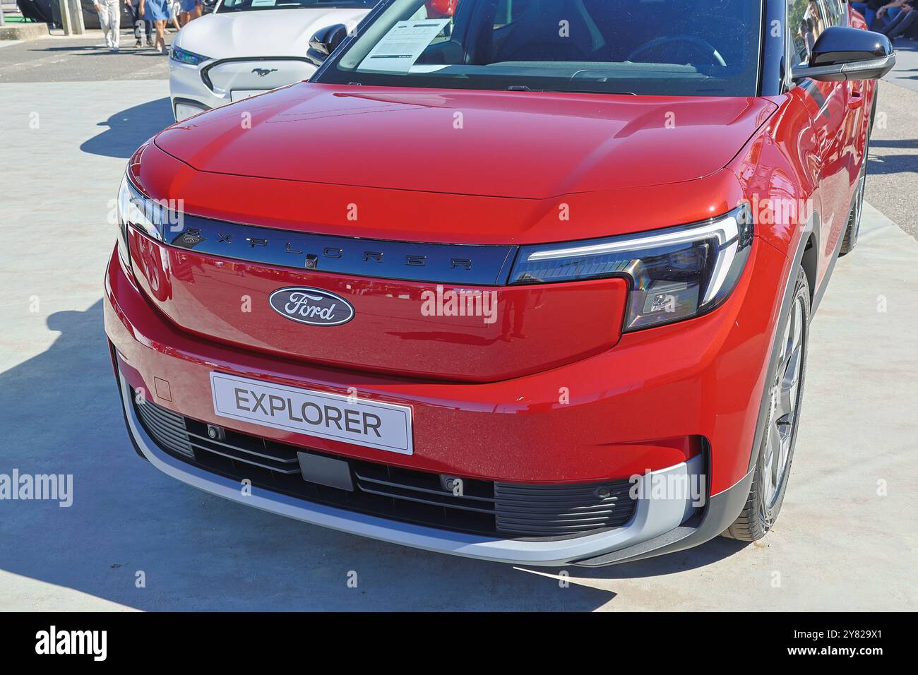 Red ford Explorer Plug-in Hybrid zeigt sein Frontdesign in einem Händlerbetrieb Stockfoto