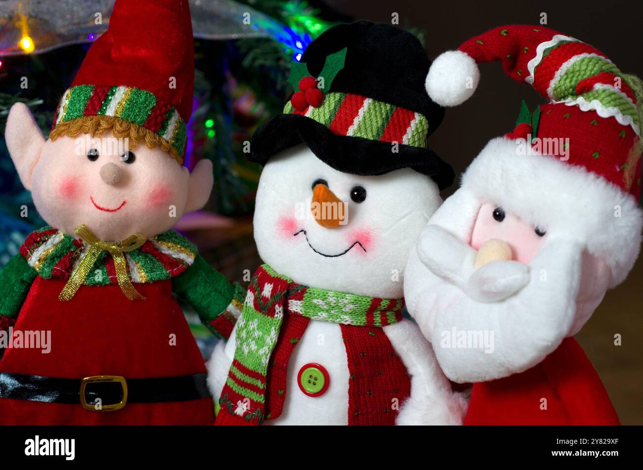 Makrobild der Weihnachtspuppen von Santa, Snowman und Elf Horizontal Stockfoto