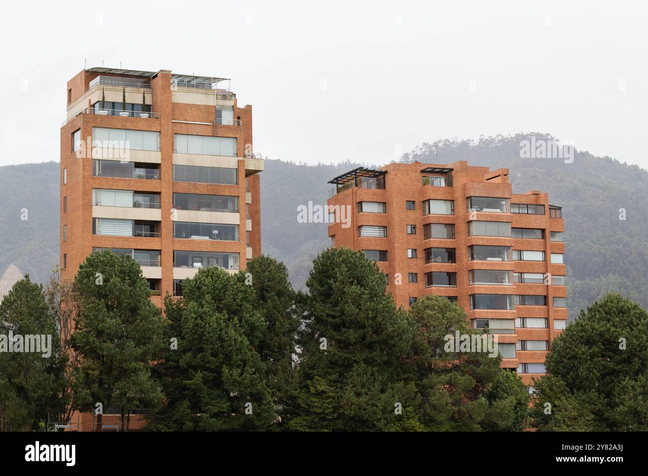 Luxuriöse Wohngebäude im Norden von bogota mit verregneten östlichen Bergen im Hintergrund Stockfoto