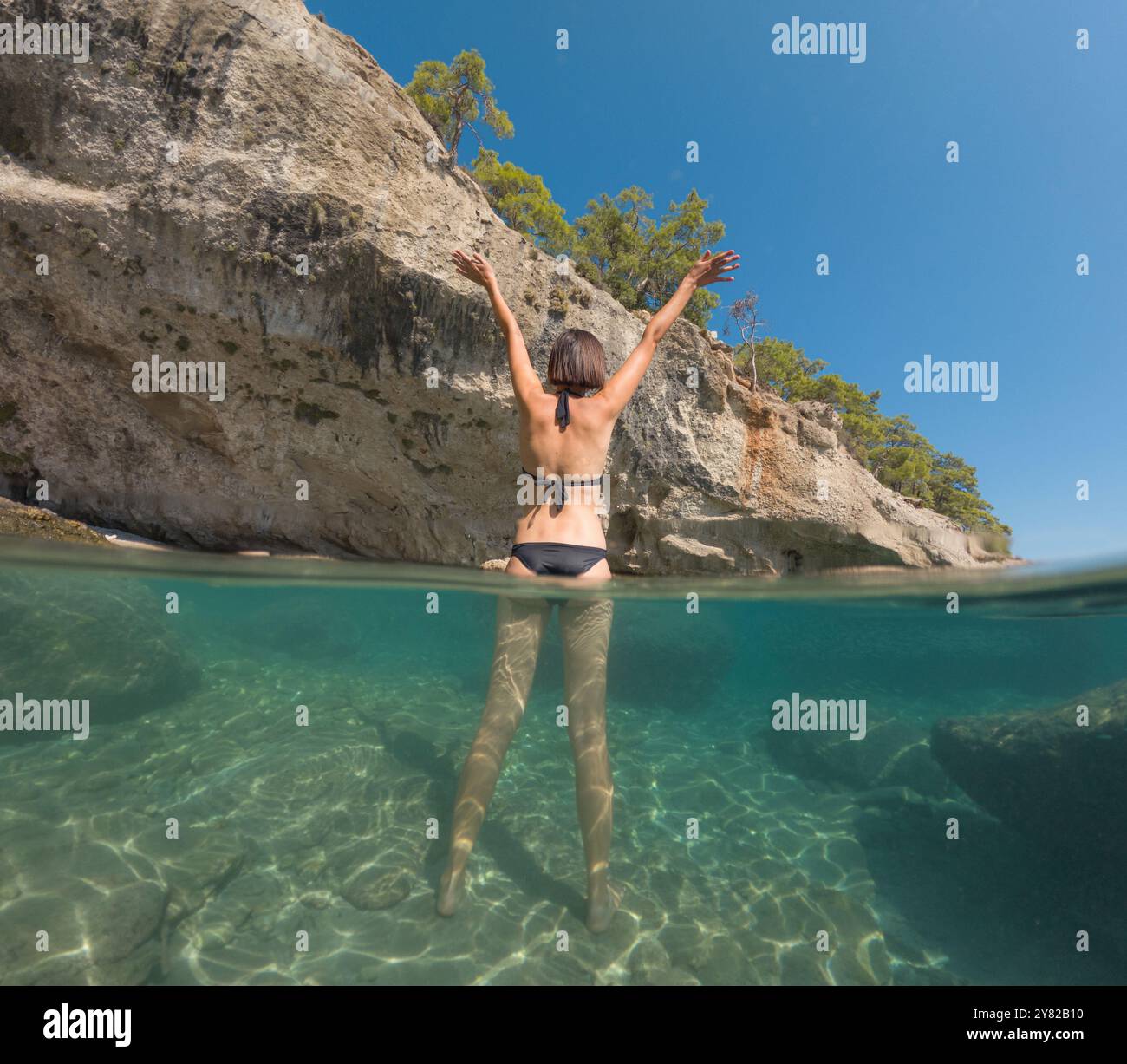 Frau im tropischen Urlaubsparadies auf dem Meer. Sommer Meer Freude an der türkischen Küste, Strände entlang der Lykischen Straße, Türkische Riviera. Asiatische weibliche Unterwasserwelt und Stockfoto