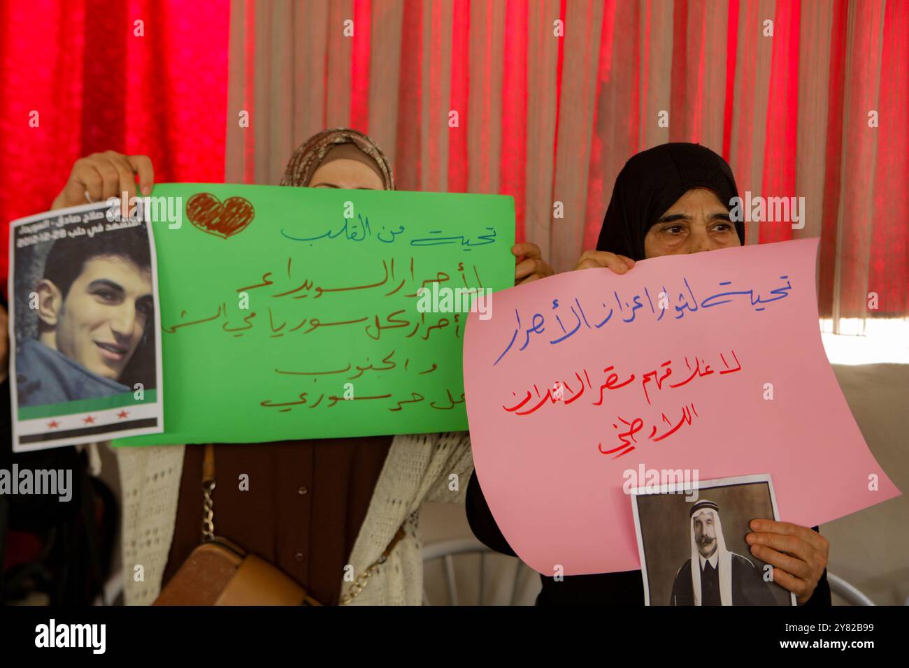 Gaziantep, Turkiye. 28. September 2023. Einige Mitglieder syrischer Gemeindeorganisationen treffen sich in der Bulbulzadeh Hall in der Innenstadt von Gaziantep, um Solidarität mit den anhaltenden regierungsfeindlichen Protesten in der syrischen Südweststadt Suweida zu zeigen. Während der Veranstaltung in der südtürkischen Stadt Gaziantep hissen einige Teilnehmer die syrische Oppositionsflagge sowie Banner gegen die nationale Koalition der syrischen Revolution und der Oppositionskräfte. Der Organisator der Veranstaltung, Ensaf Naser, argumentierte, dass die syrische Nationalkoalition die Syrer nicht repräsentiere. Während ihrer Rede kritisierte Naser die Stockfoto